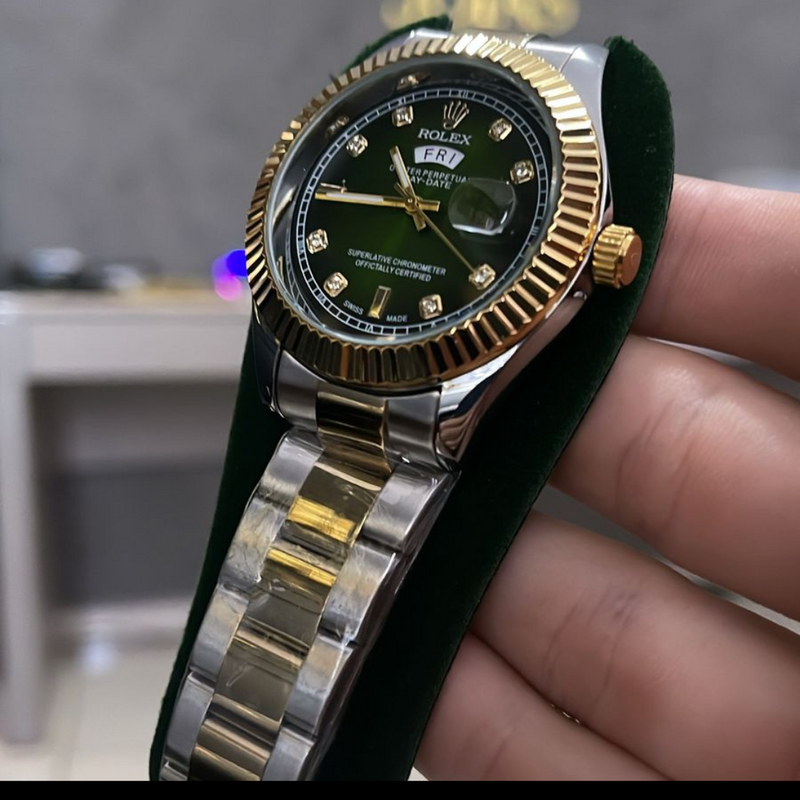 Relógio Rolex - Day Date Preto c/Dourado - Fundo verde