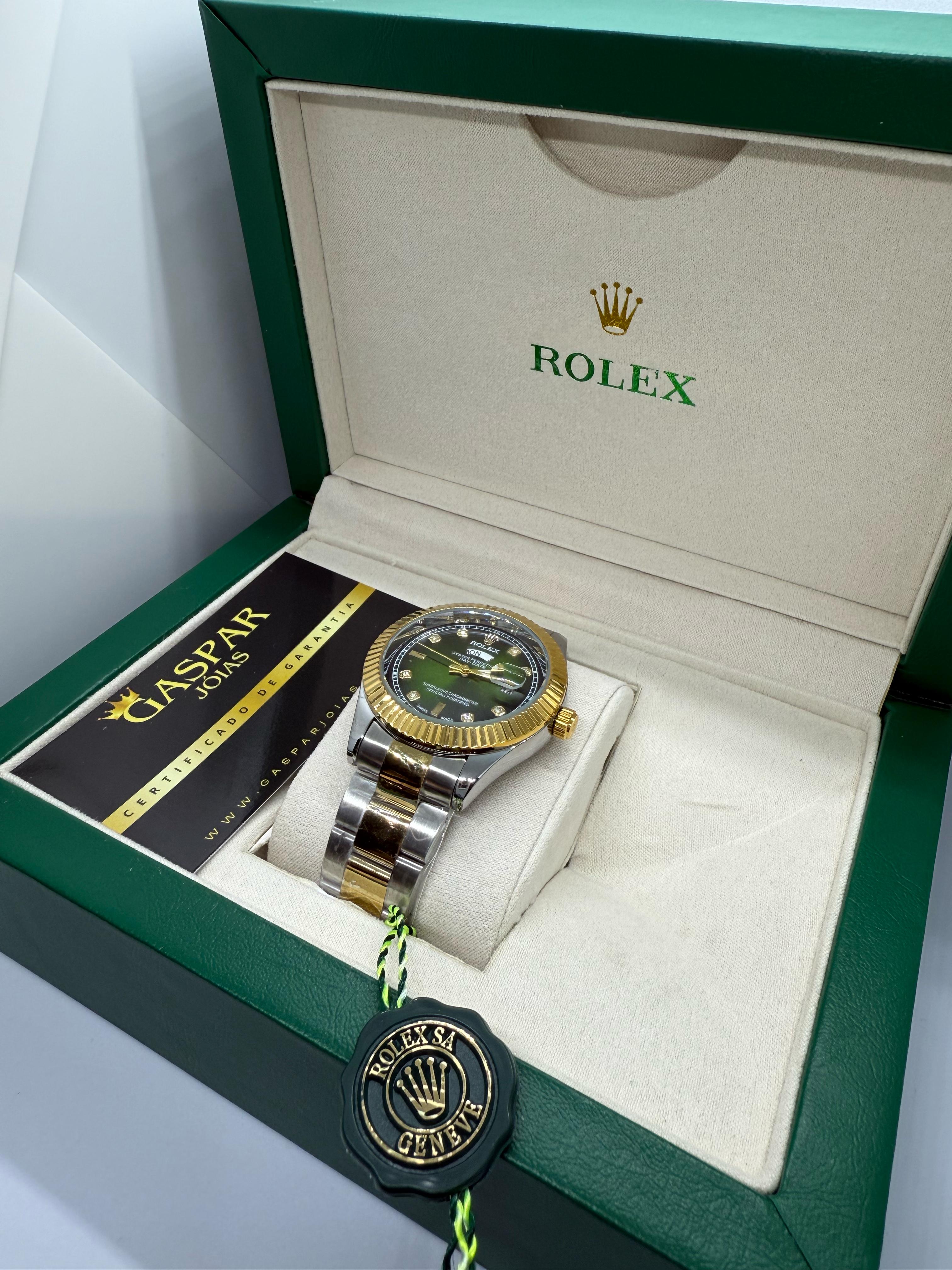 Relógio Rolex - Day Date Preto c/Dourado - Fundo verde