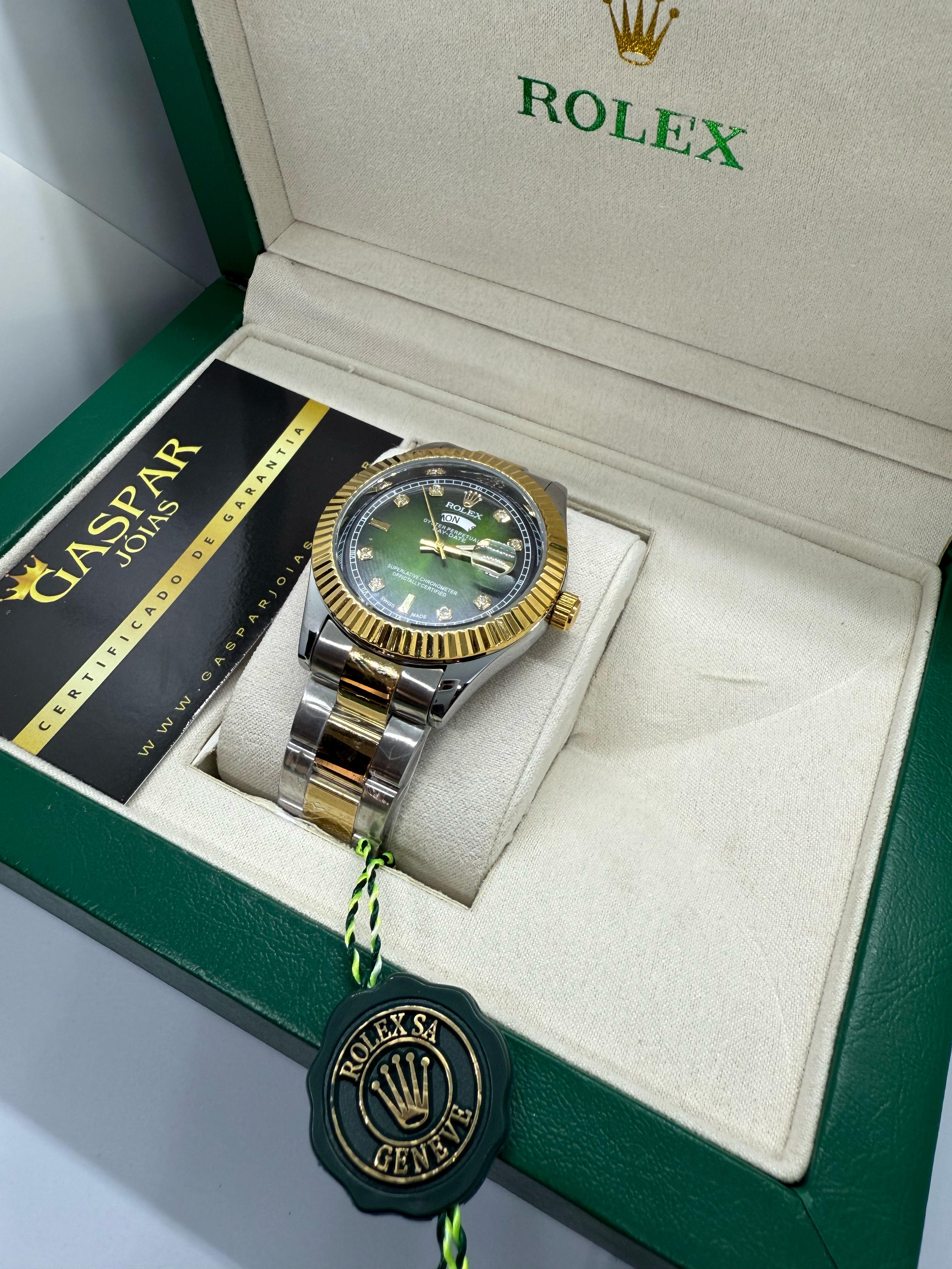 Relógio Rolex - Day Date Preto c/Dourado - Fundo verde
